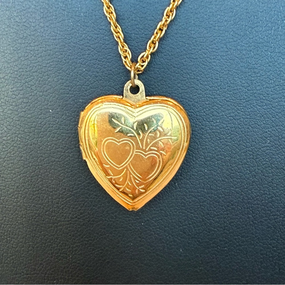 Vintage Etched Double Heart Photo Locket Pendant Necklace 17” Gold Tone Chain